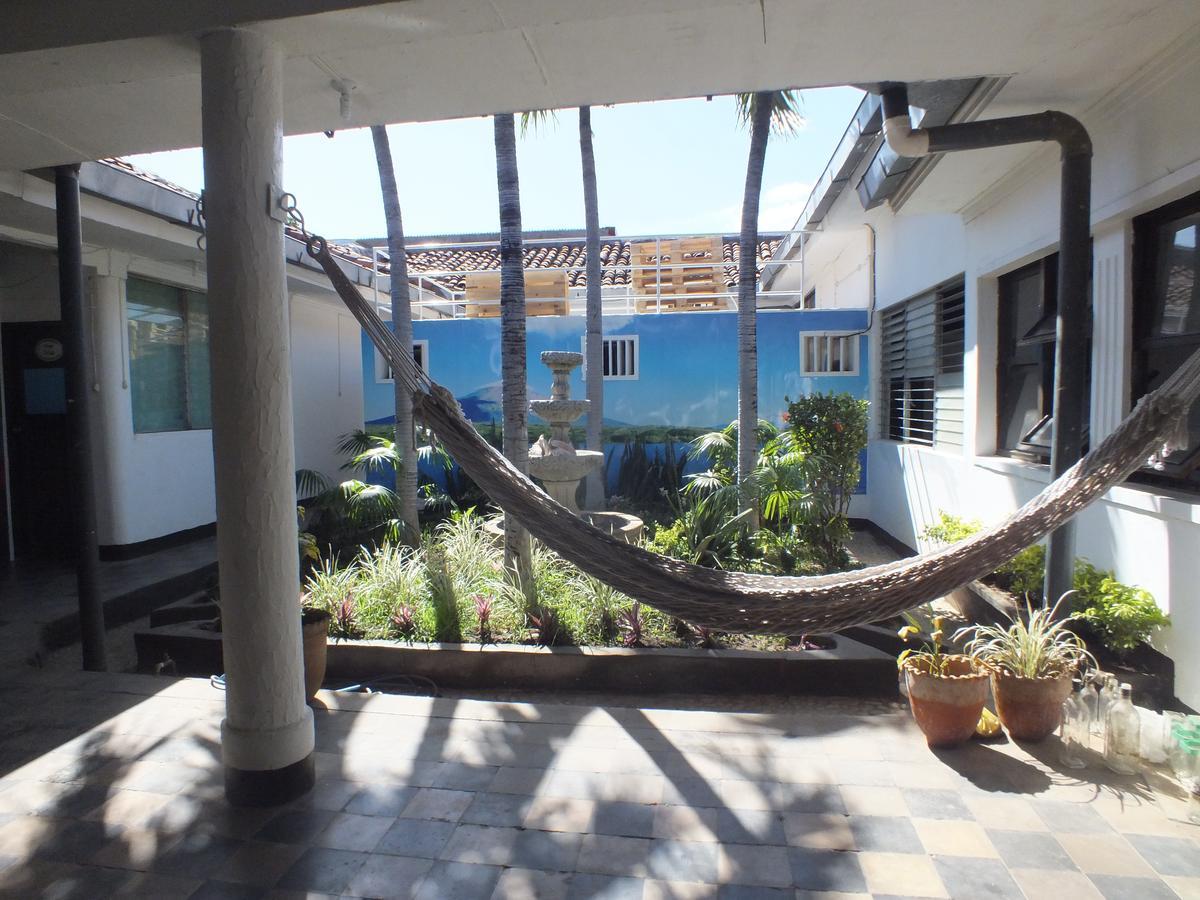 Volcano Hostel Leon Exterior photo