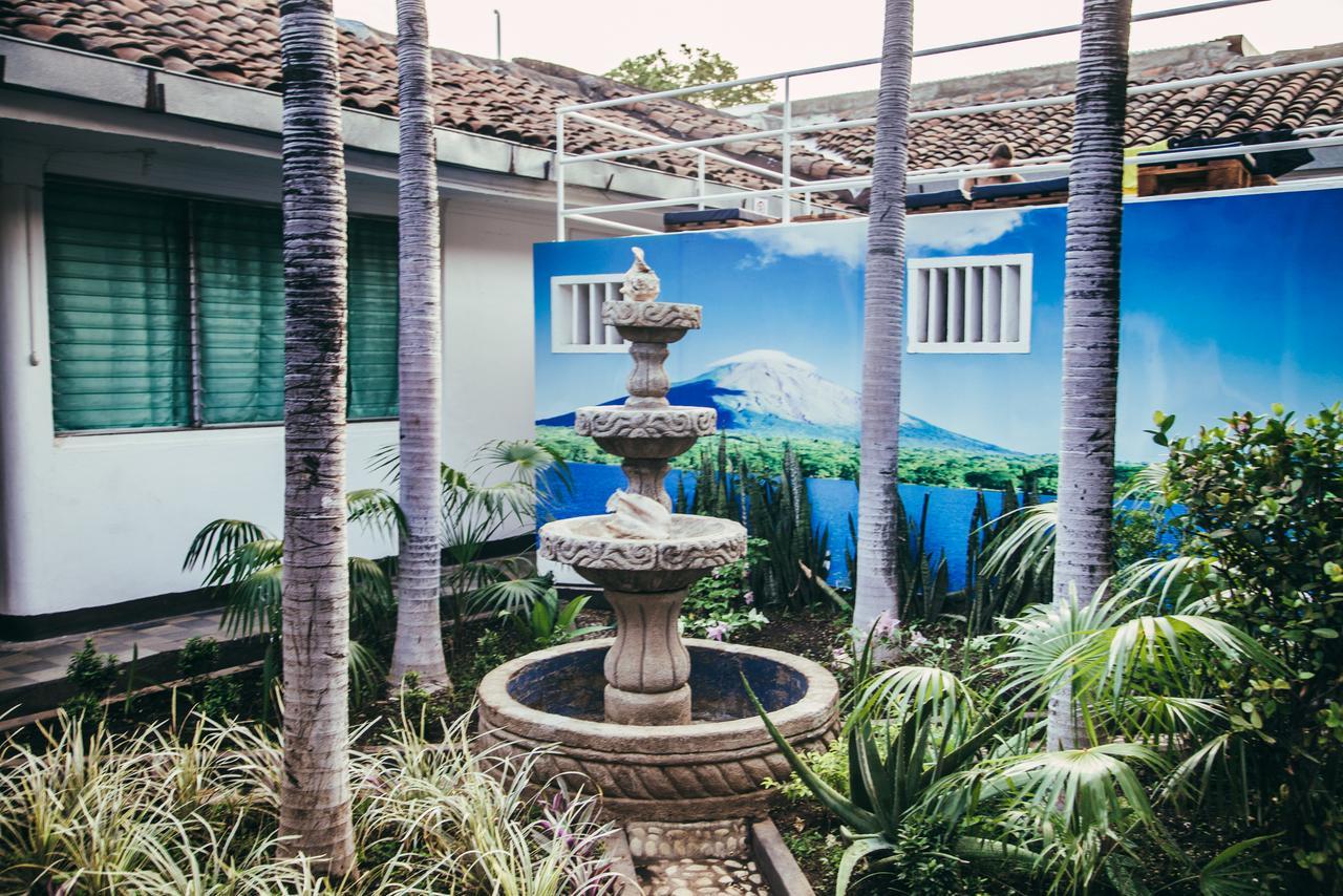 Volcano Hostel Leon Exterior photo
